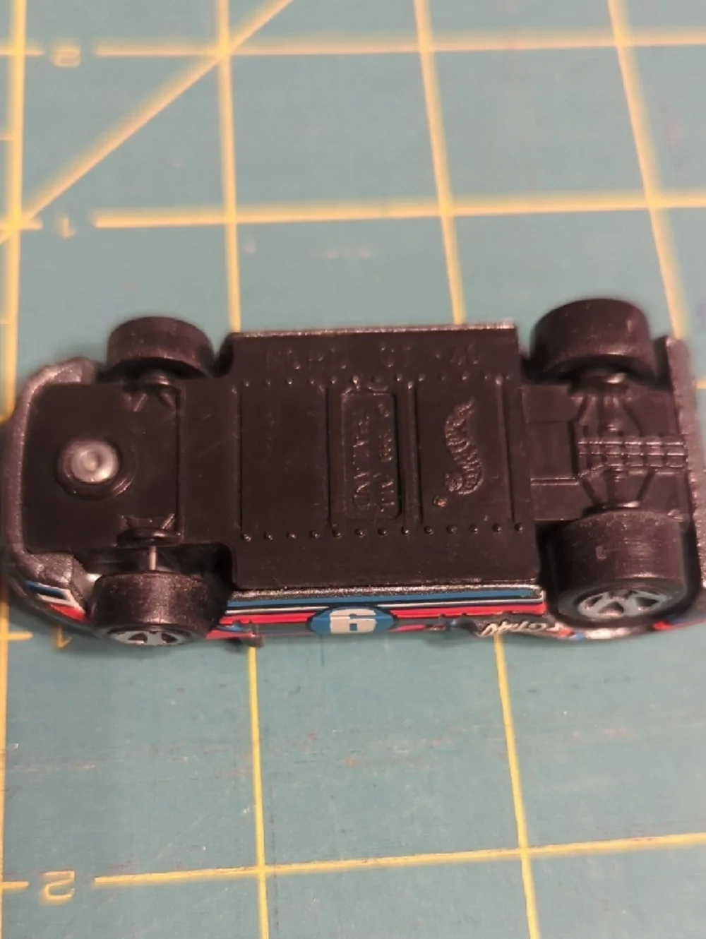 1999 Ford GT 40 Hot WheelsDie-Cast Racing Car Toy - Gray with Blue & Red Stripes